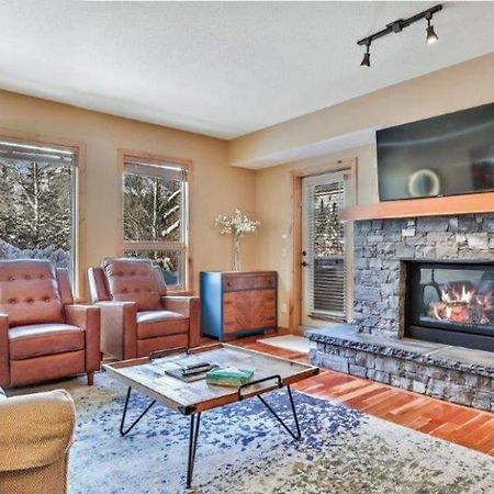 Luxurious Rundle Cliffs Lodge In Spring Creek キャンモア エクステリア 写真