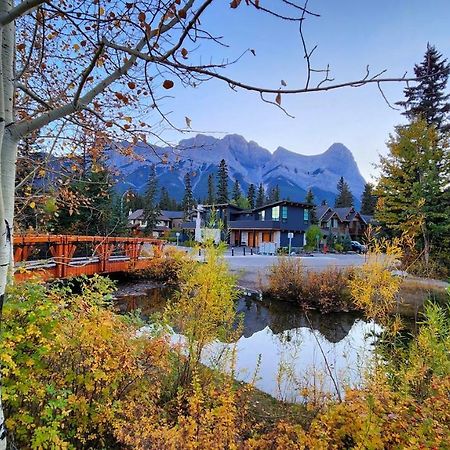 Luxurious Rundle Cliffs Lodge In Spring Creek キャンモア エクステリア 写真