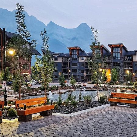 Luxurious Rundle Cliffs Lodge In Spring Creek キャンモア エクステリア 写真