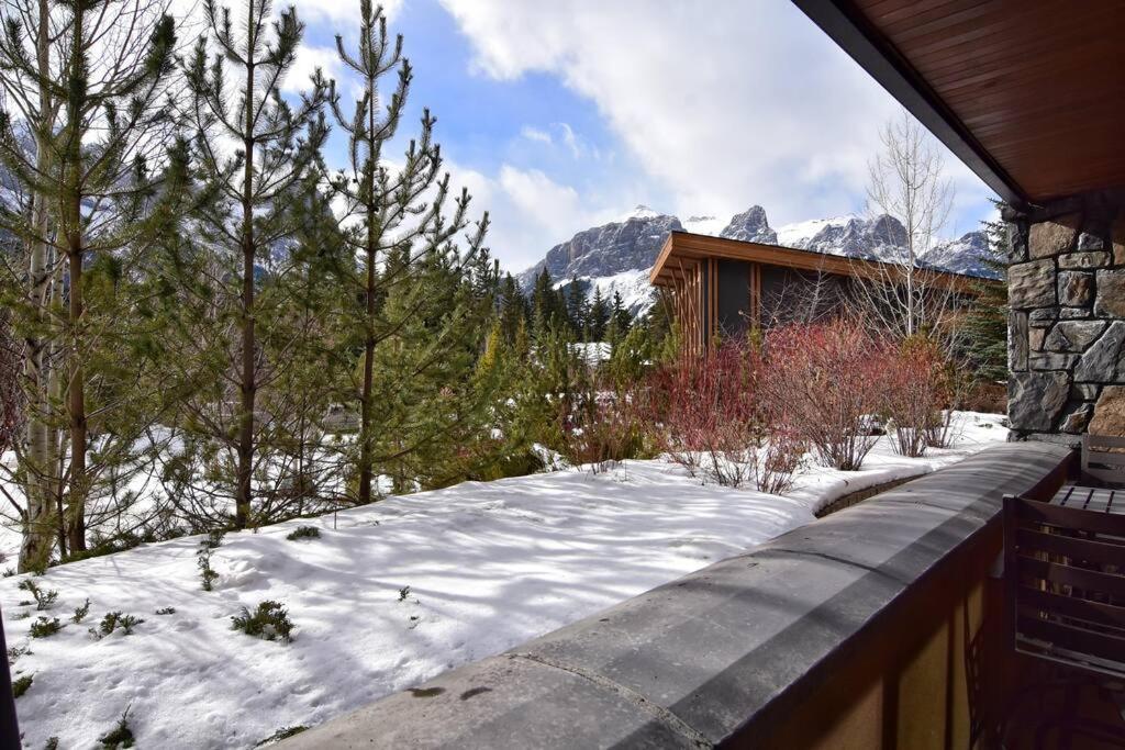 Luxurious Rundle Cliffs Lodge In Spring Creek キャンモア エクステリア 写真