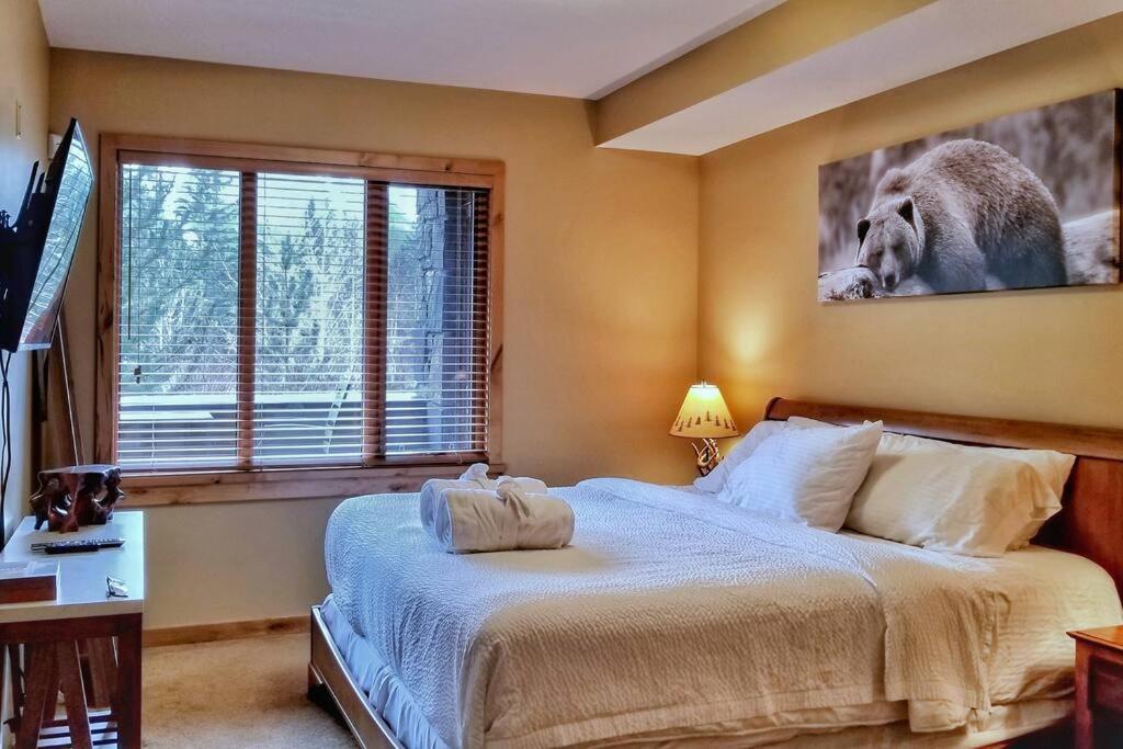 Luxurious Rundle Cliffs Lodge In Spring Creek キャンモア エクステリア 写真
