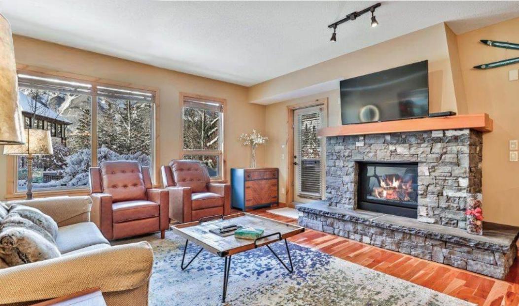 Luxurious Rundle Cliffs Lodge In Spring Creek キャンモア エクステリア 写真