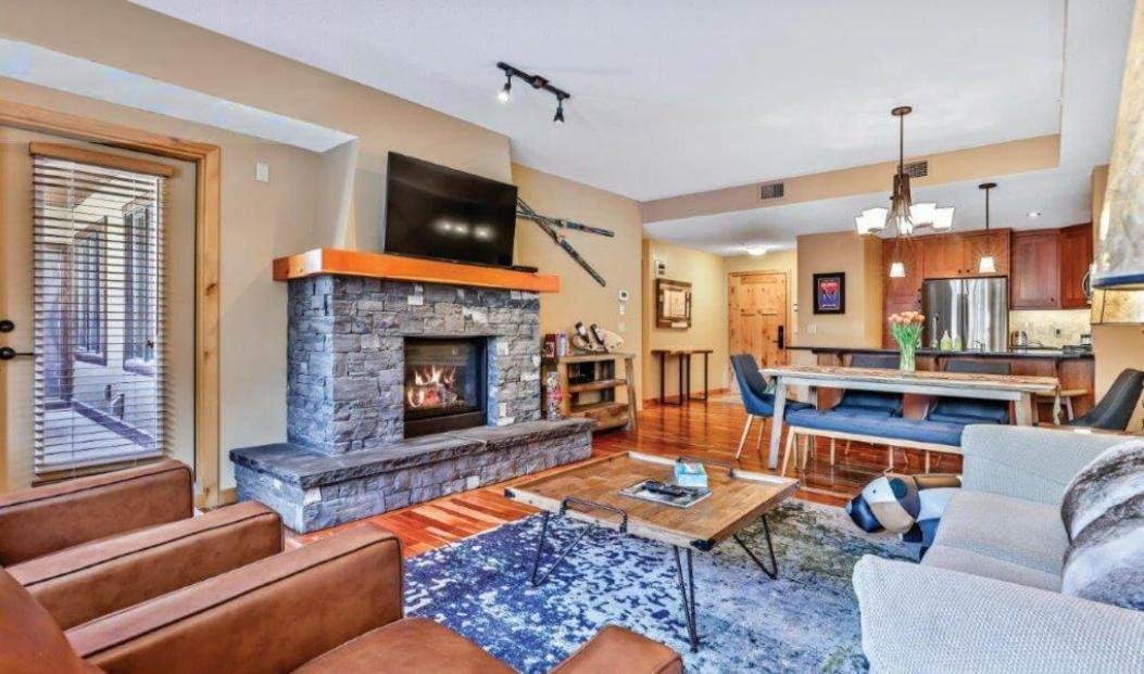 Luxurious Rundle Cliffs Lodge In Spring Creek キャンモア エクステリア 写真