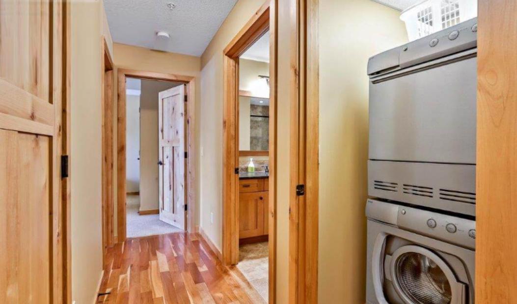 Luxurious Rundle Cliffs Lodge In Spring Creek キャンモア エクステリア 写真