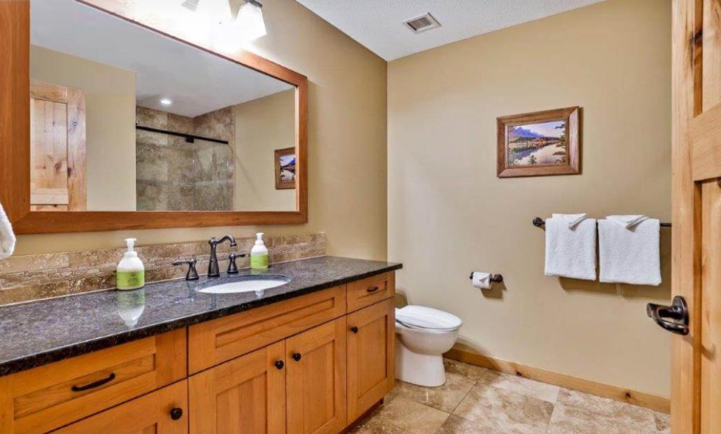 Luxurious Rundle Cliffs Lodge In Spring Creek キャンモア エクステリア 写真