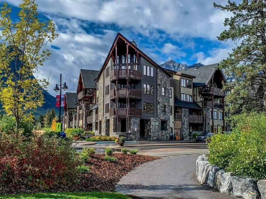 Luxurious Rundle Cliffs Lodge In Spring Creek キャンモア エクステリア 写真