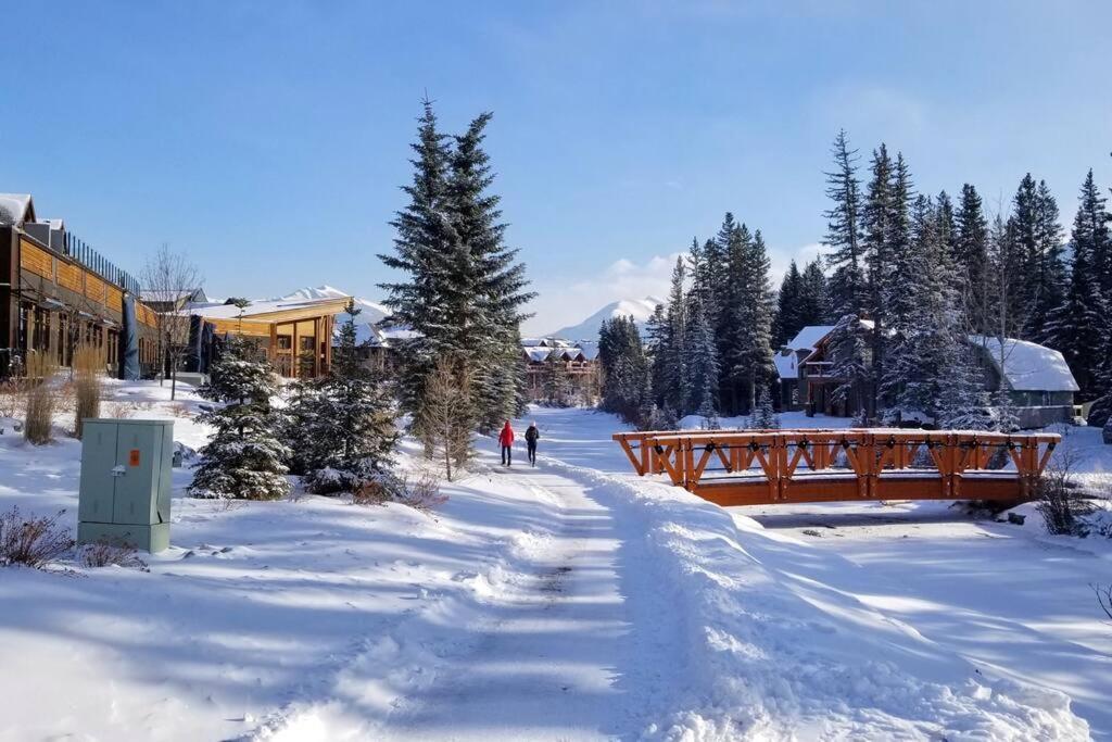 Luxurious Rundle Cliffs Lodge In Spring Creek キャンモア エクステリア 写真