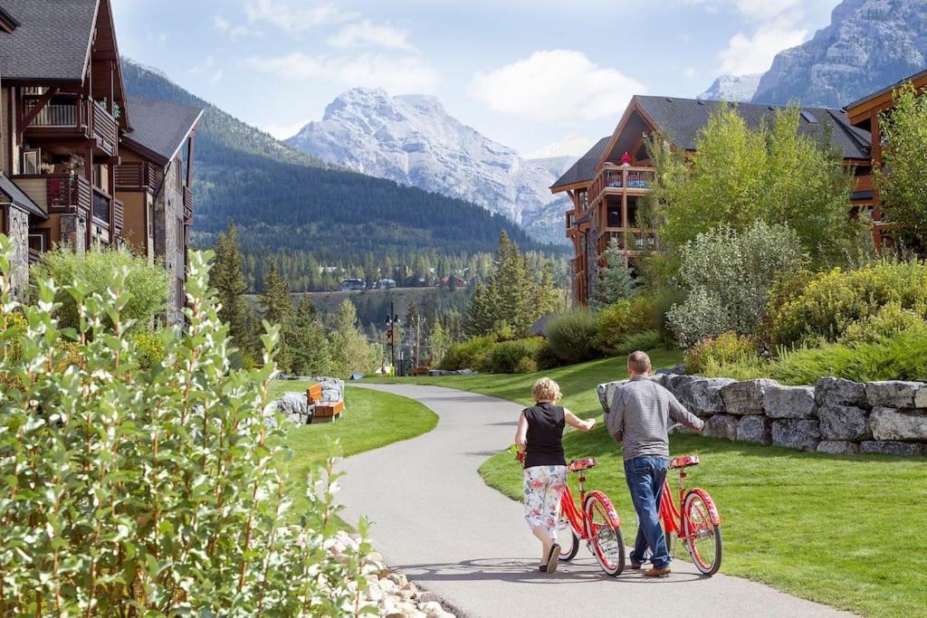 Luxurious Rundle Cliffs Lodge In Spring Creek キャンモア エクステリア 写真