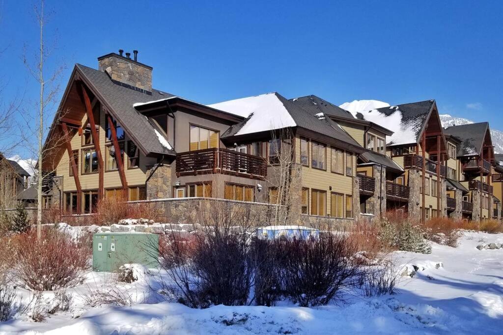 Luxurious Rundle Cliffs Lodge In Spring Creek キャンモア エクステリア 写真