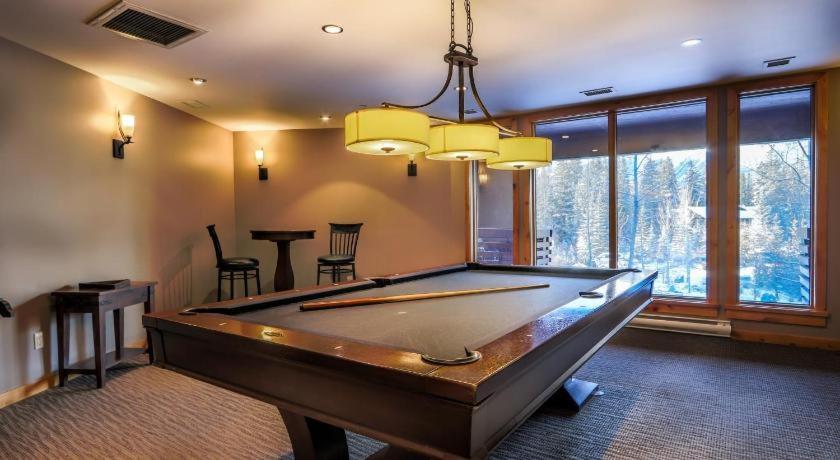 Luxurious Rundle Cliffs Lodge In Spring Creek キャンモア エクステリア 写真