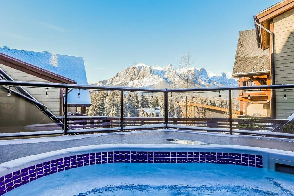 Luxurious Rundle Cliffs Lodge In Spring Creek キャンモア エクステリア 写真