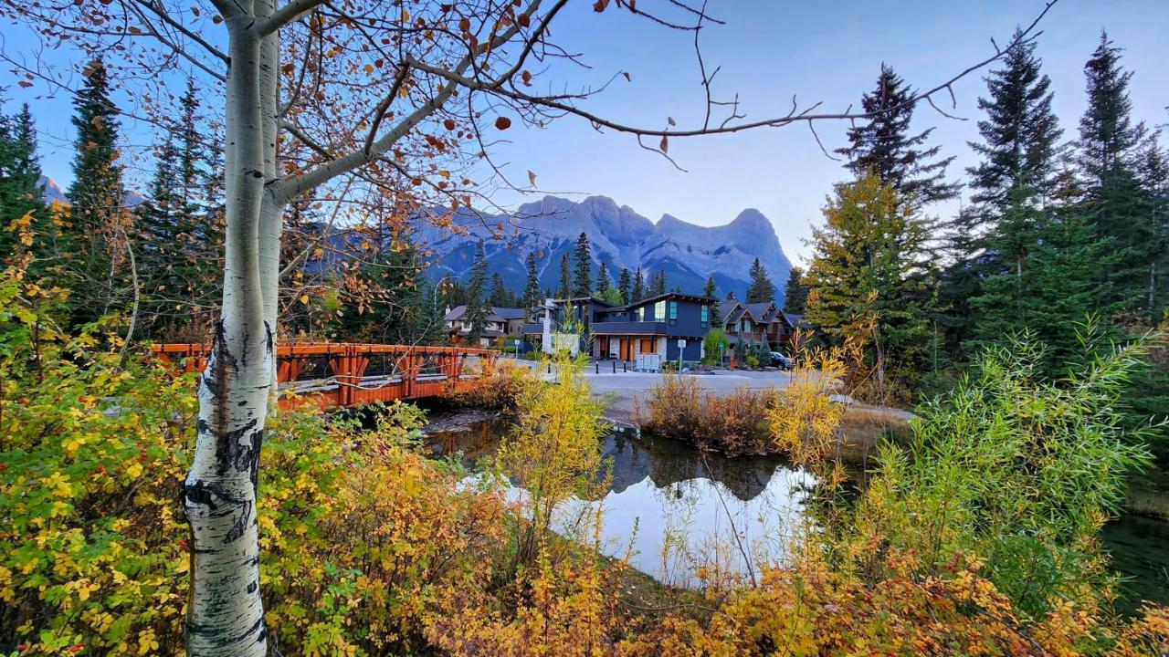Luxurious Rundle Cliffs Lodge In Spring Creek キャンモア エクステリア 写真
