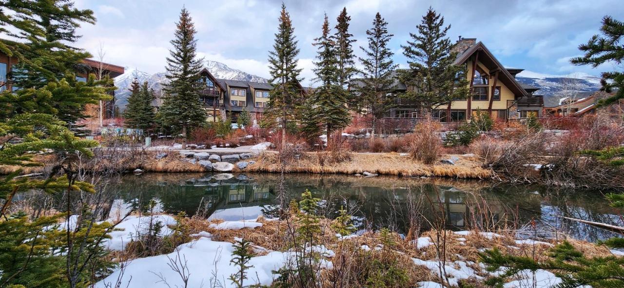 Luxurious Rundle Cliffs Lodge In Spring Creek キャンモア エクステリア 写真