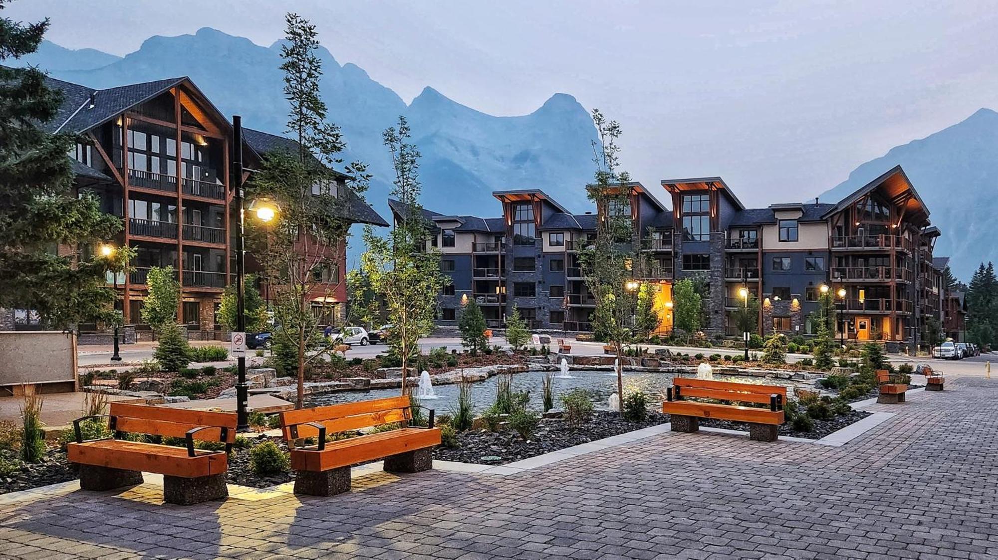 Luxurious Rundle Cliffs Lodge In Spring Creek キャンモア エクステリア 写真